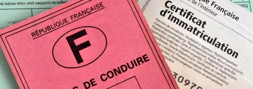 Permis de conduire français et certificat d'immatriculation, illustrant les documents nécessaires pour la conduite et l'assurance d'un véhicule